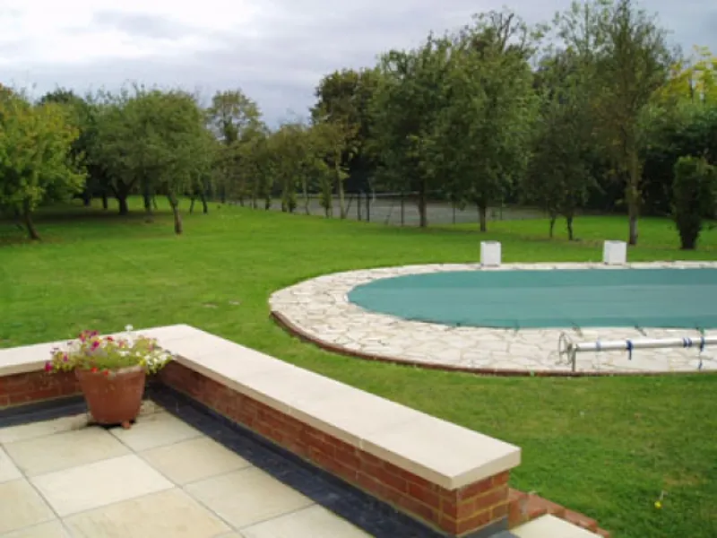 Garden at Maidenhead modern mansion, D1922 (photo 24)