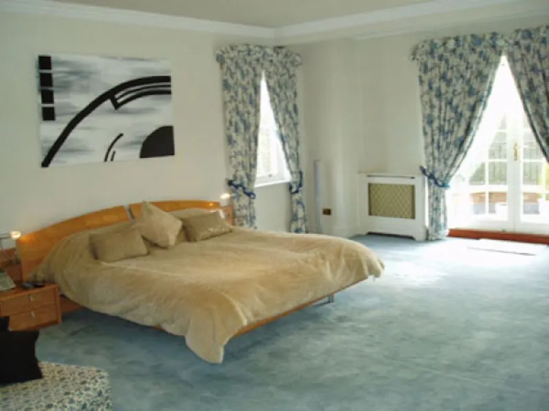 Bedroom at Maidenhead modern mansion, D1922 (photo 16)