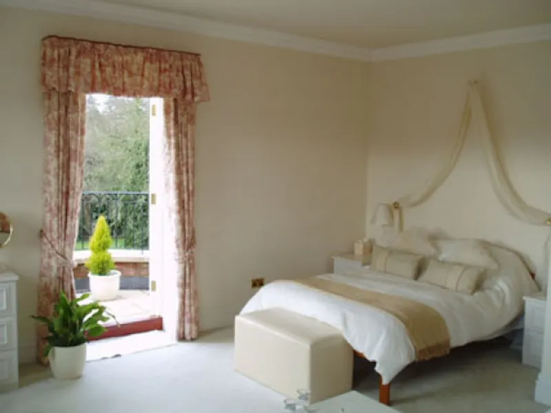 Bedroom at Maidenhead modern mansion, D1922 (photo 21)