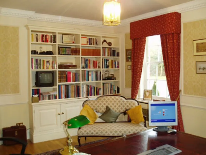 Study at Maidenhead modern mansion, D1922 (photo 12)