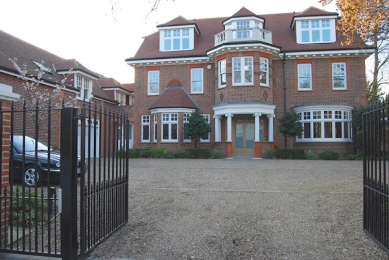 Gate at Contemporary Wimbledon house, D1976 (photo 1)