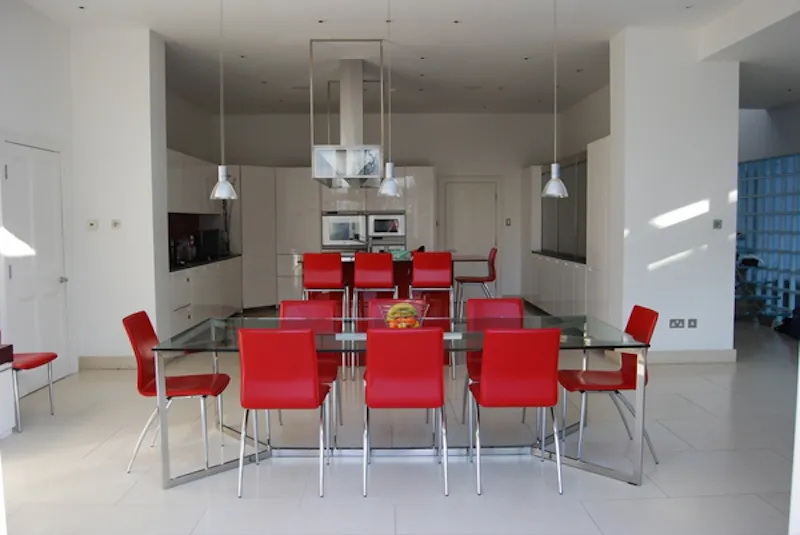 Dining room at Contemporary Wimbledon house, D1976 (photo 7)