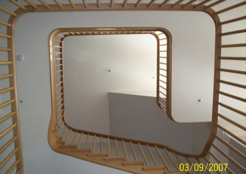 Staircase at Contemporary Wimbledon house, D1976 (photo 12)