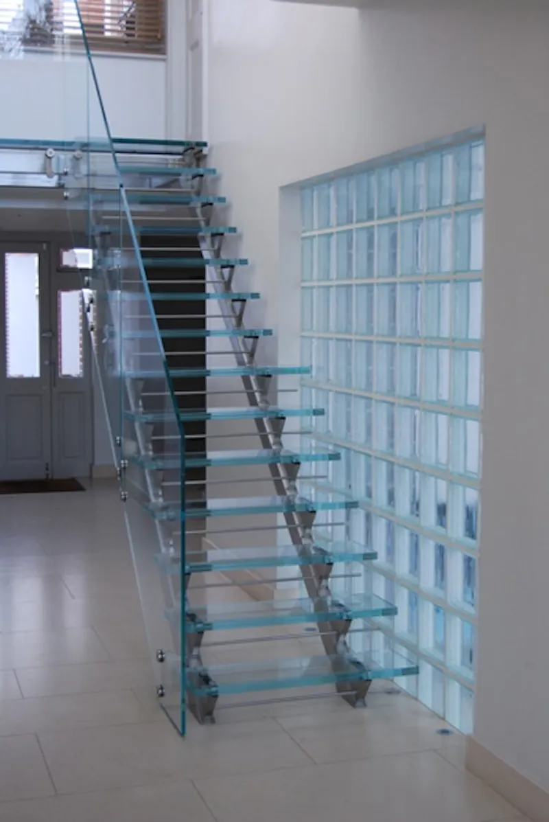Staircase at Contemporary Wimbledon house, D1976 (photo 13)