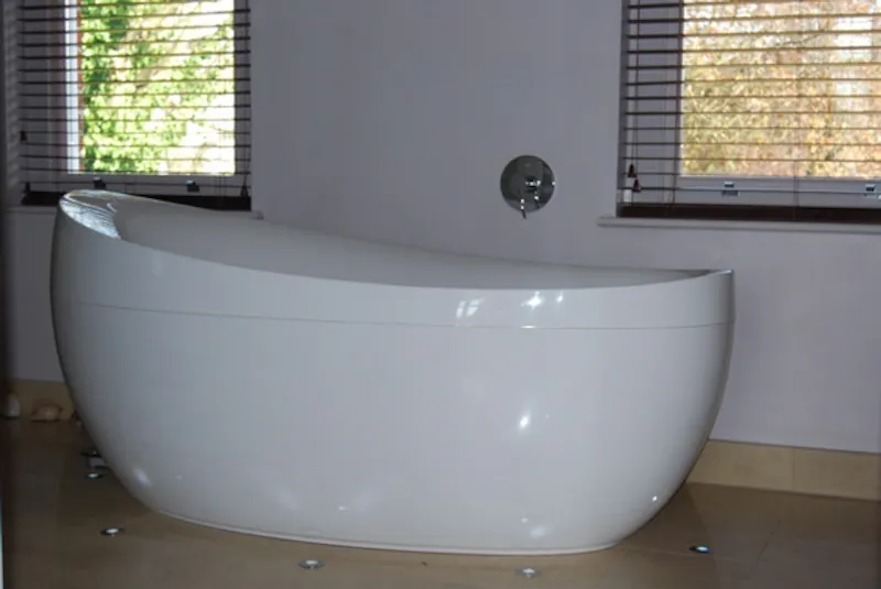 Bathroom at Contemporary Wimbledon house, D1976 (photo 14)