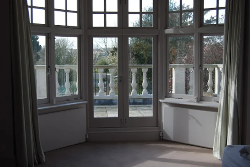 French doors at Contemporary Wimbledon house, D1976 (photo 18)