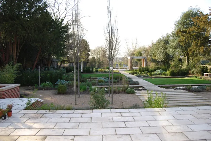 Garden at Contemporary Wimbledon house, D1976 (photo 19)
