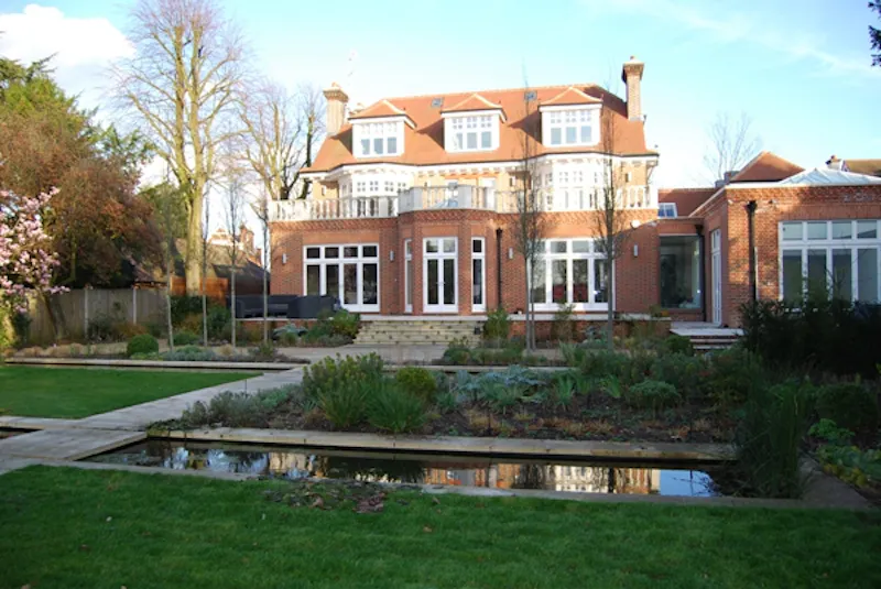 Pond at Contemporary Wimbledon house, D1976 (photo 21)