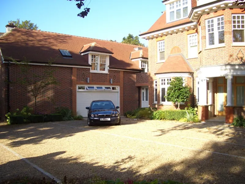Driveway at Contemporary Wimbledon house, D1976 (photo 22)