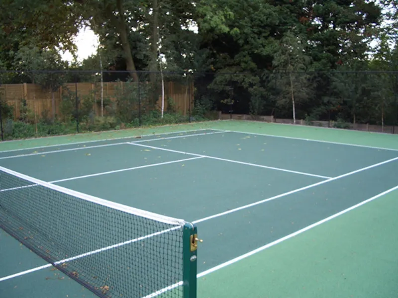 Tennis court at Contemporary Wimbledon house, D1976 (photo 25)