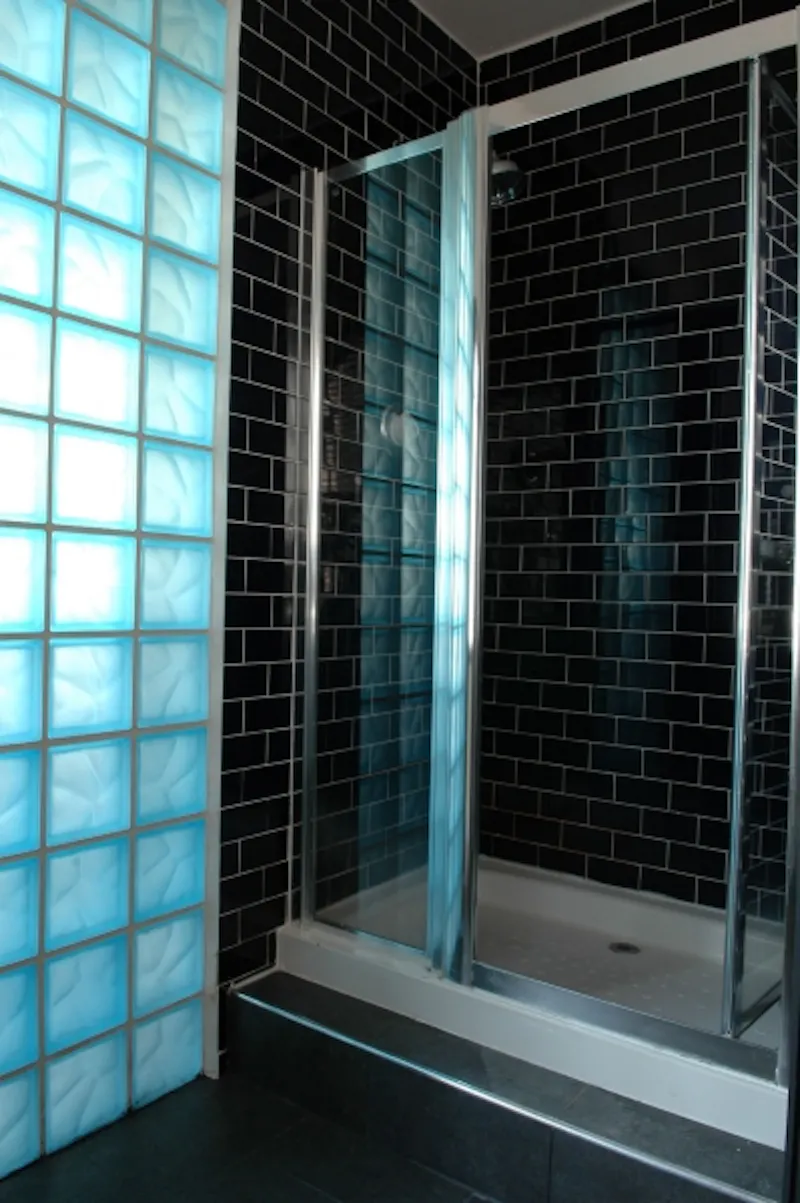 Shower at Oriental style Clerkenwell flat, K297 (photo 15)