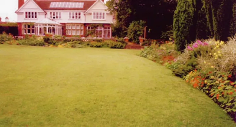Garden at East Grinstead house, B1143 (photo 6)