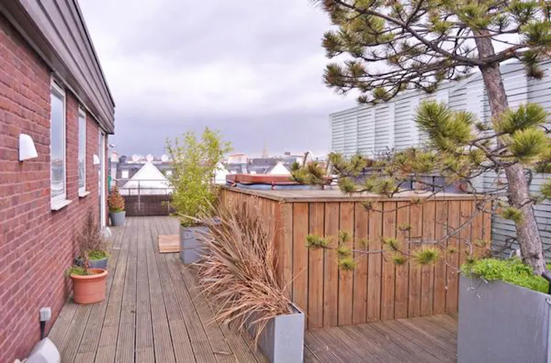 Jacuzzi at Earl's Court flat with roof terrace, F693 (photo 17)
