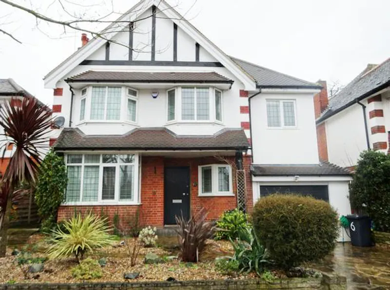 Striking Kew family house, D1962 (photo 1)