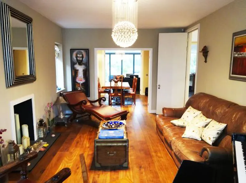 Living Room at Striking Kew family house, D1962 (photo 4)