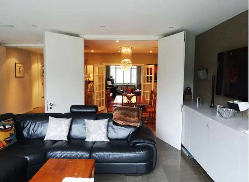Striking Kew family house, D1962 (photo 9)