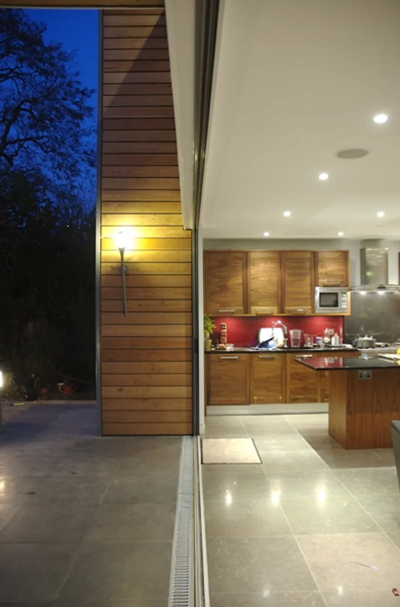 Open plan at Striking Kew family house, D1962 (photo 10)