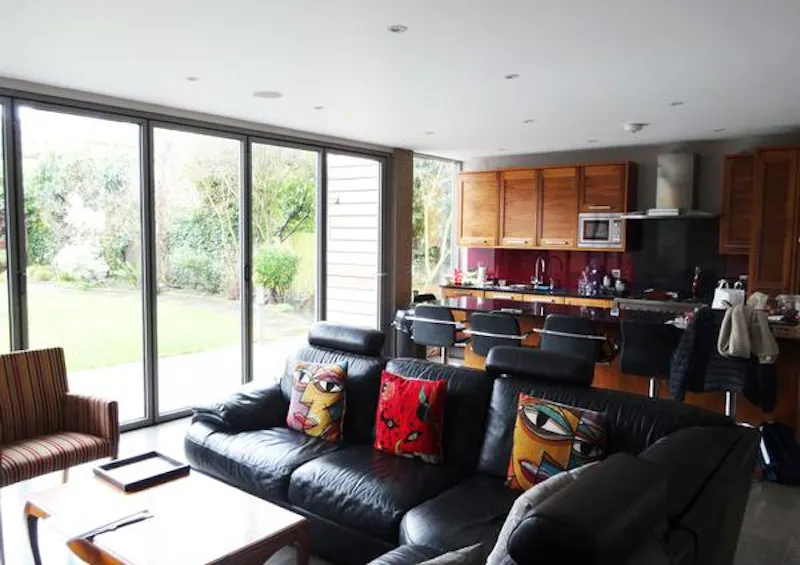 Striking Kew family house, D1962 (photo 11)
