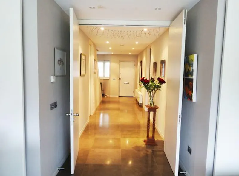 Entrance hall at Striking Kew family house, D1962 (photo 2)