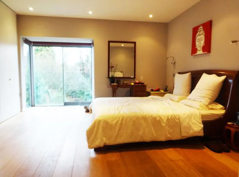 Bedroom at Striking Kew family house, D1962 (photo 23)