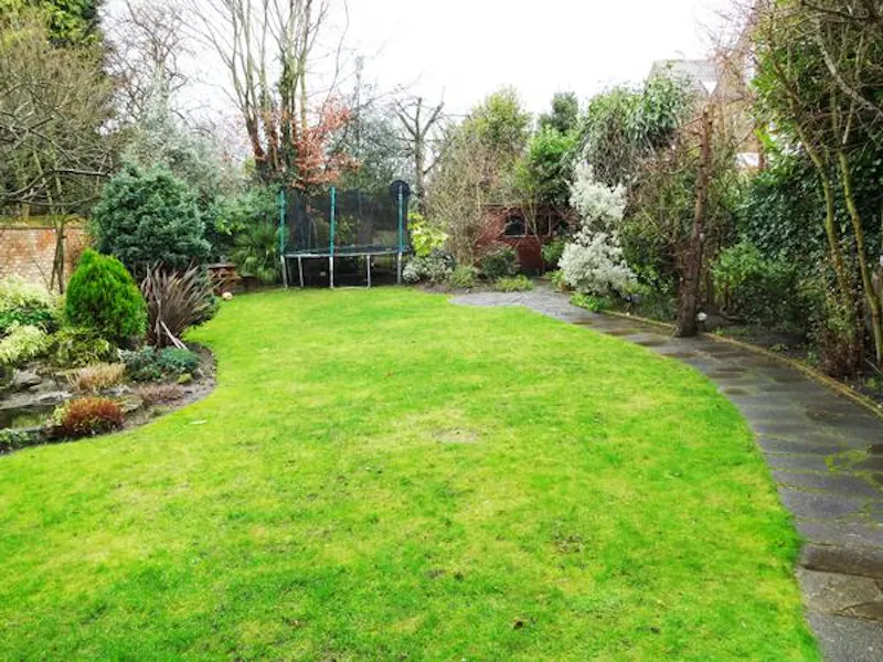 Garden at Striking Kew family house, D1962 (photo 40)