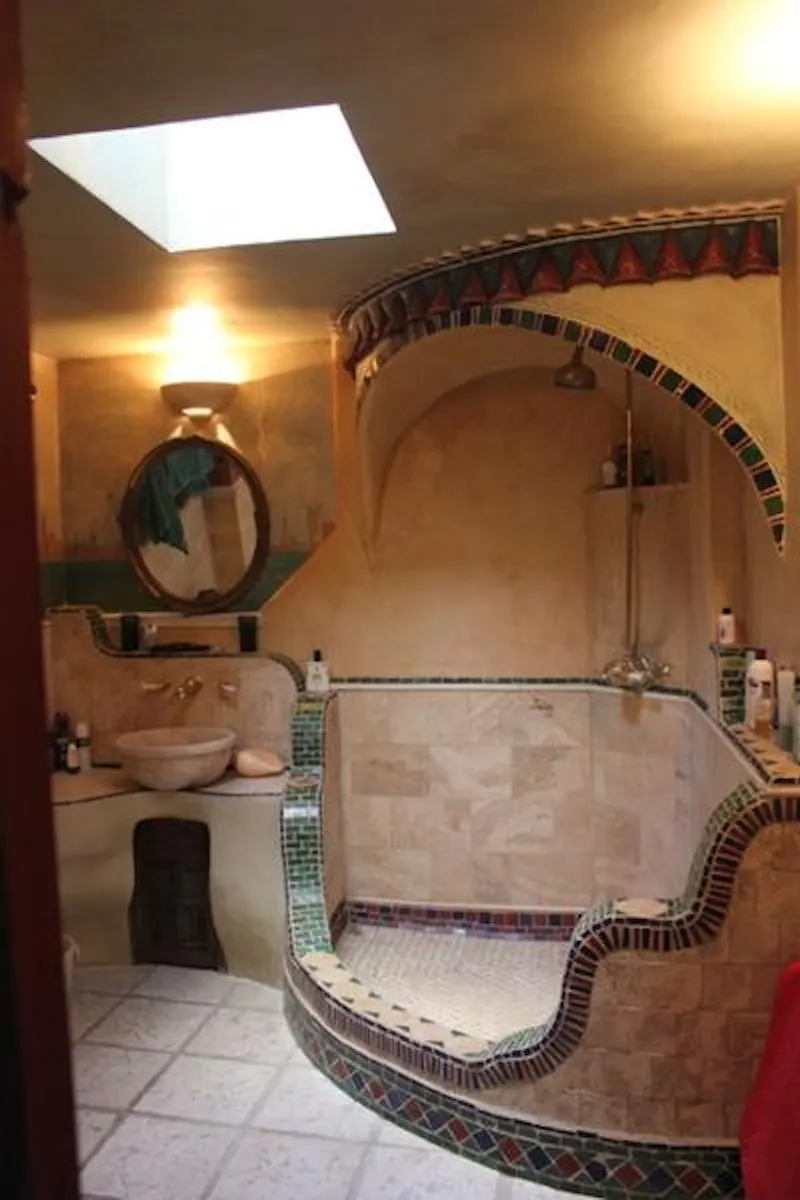 Bathroom at Gaudi-inspired Reading house, D1892 (photo 22)