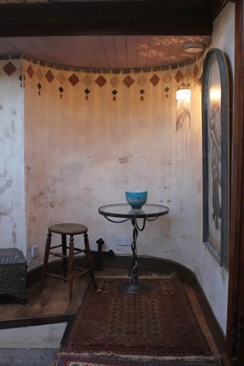 Gaudi-inspired Reading house, D1892 (photo 30)