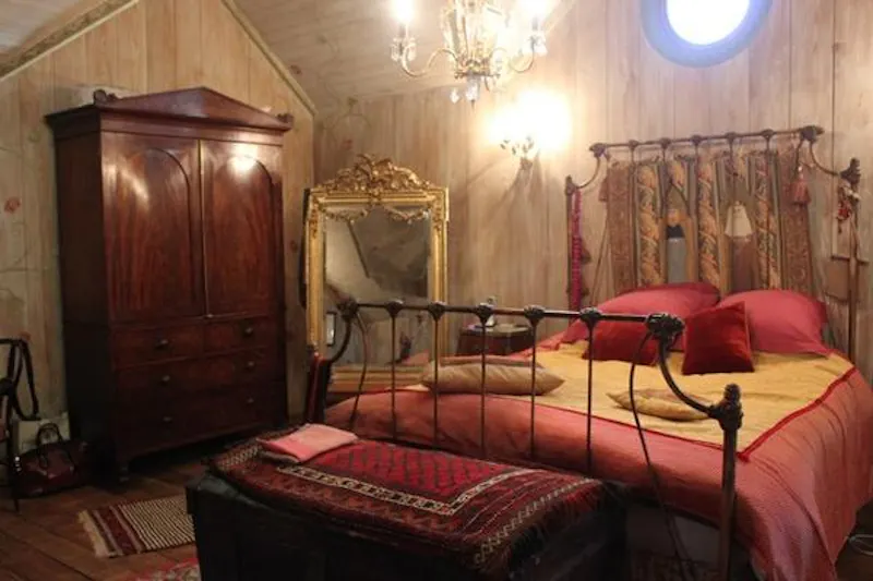 Bedroom at Gaudi-inspired Reading house, D1892 (photo 32)