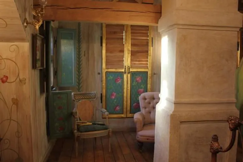 Gaudi-inspired Reading house, D1892 (photo 33)