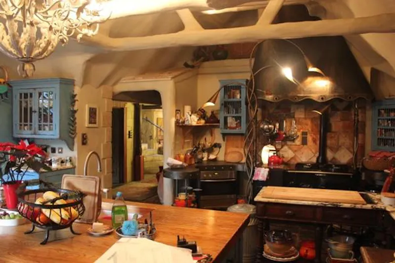 Gaudi-inspired Reading house, D1892 (photo 8)