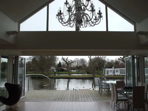 Bungalow on the Thames, D1973