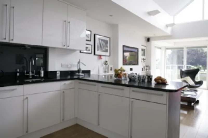 Kitchen at Bungalow on the Thames, D1973 (photo 2)