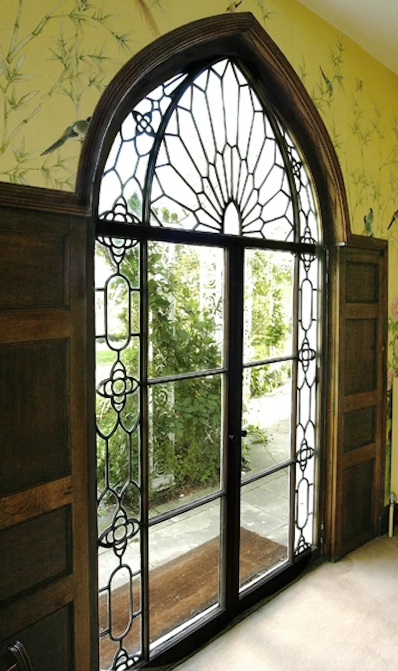 Glass at Gothic cottage in Stockbridge, G267 (photo 5)