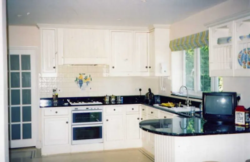 Kitchen at Walton on Thames pool house, D1686 (photo 5)