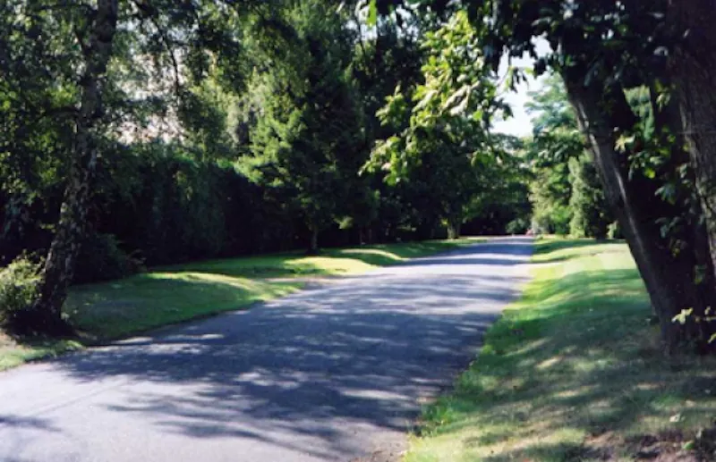 Driveway at Walton on Thames pool house, D1686 (photo 9)