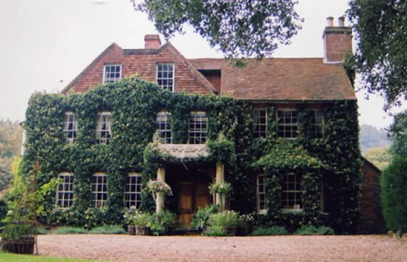 Driveway at Henley riverside house, A1064 (photo 2)
