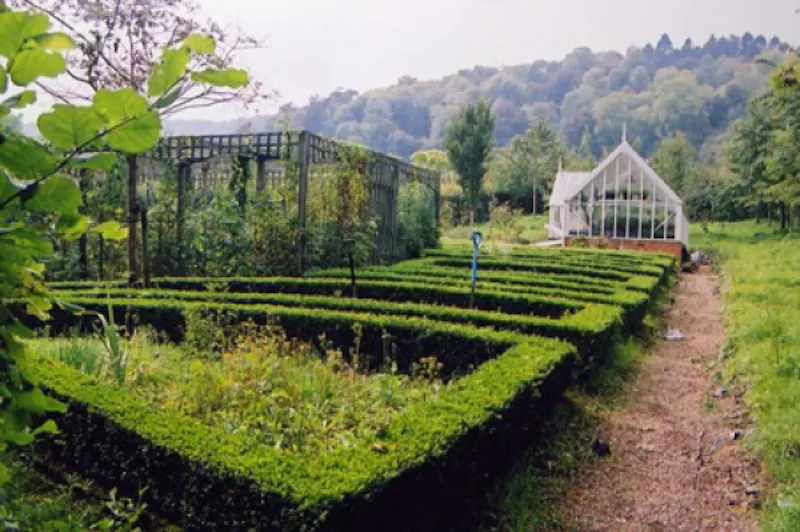 Garden - formal at Henley riverside house, A1064 (photo 18)