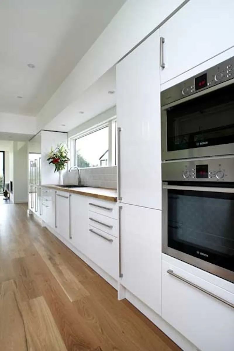 Kitchen at Mendip Hills modern house, D1970 (photo 5)