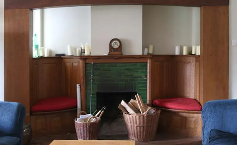 Fireplace at Arts and Crafts Tooting house, D447 (photo 14)