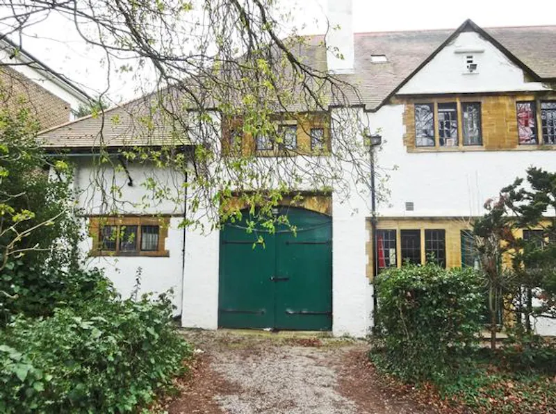Garage at Arts and Crafts Tooting house, D447 (photo 51)