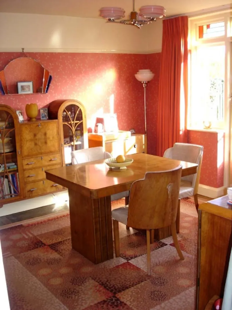 Dining room at Authentic 30s house in Croxley, D1542 (photo 3)