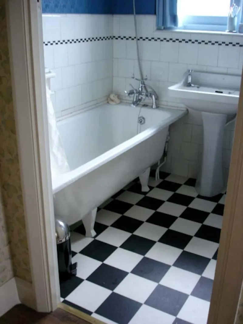 Bathroom at Authentic 30s house in Croxley, D1542 (photo 8)