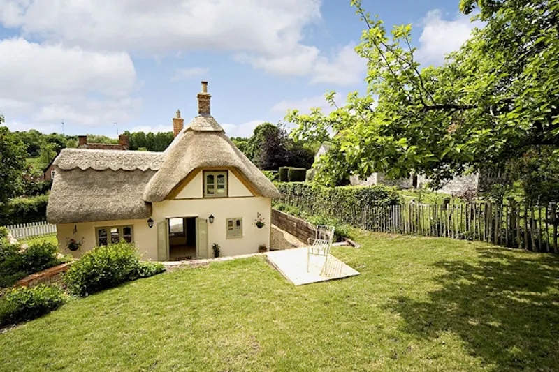 Stapleford thatched cottage, C782 (photo 2)