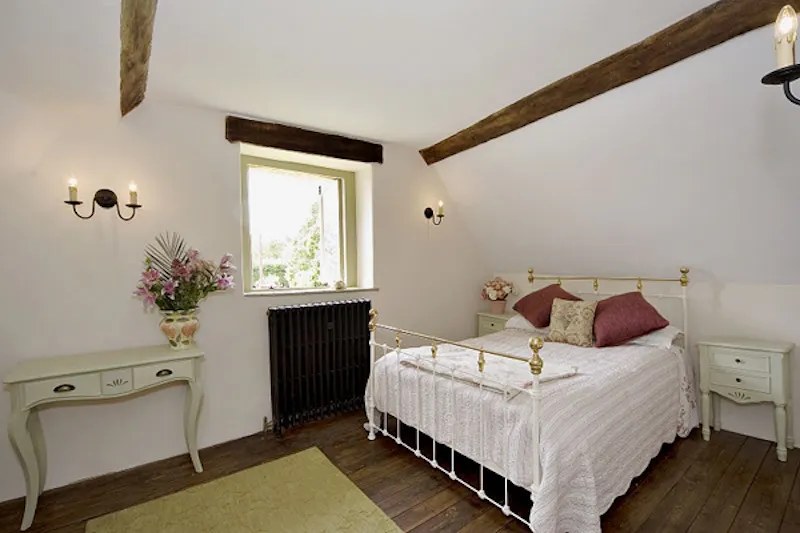 Bedroom at Stapleford thatched cottage, C782 (photo 8)