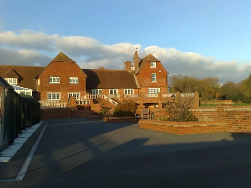 Driveway at Tile-hung Sussex farm house, M265 (photo 3)