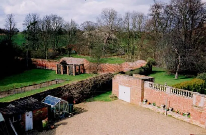 Courtyard at Colchester country house, A946 (photo 6)