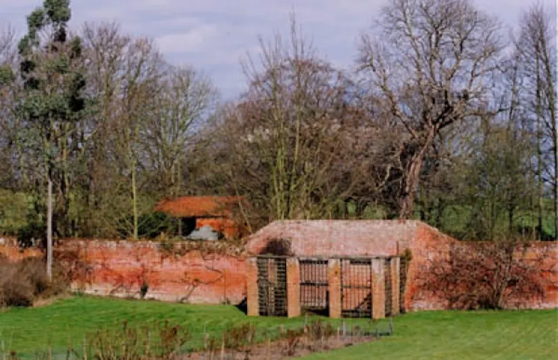 Garden at Colchester country house, A946 (photo 7)