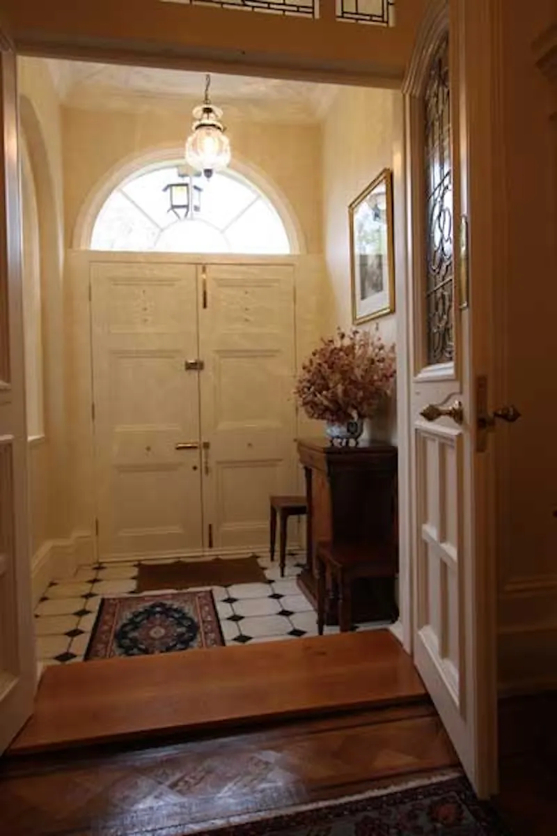 Entrance hall at Country house in Hitchin, B1473 (photo 7)