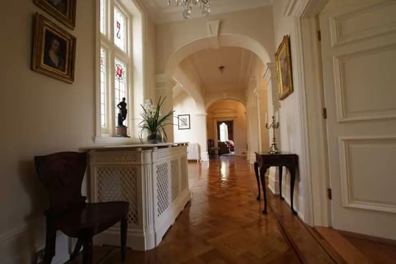 Corridor at Country house in Hitchin, B1473 (photo 9)