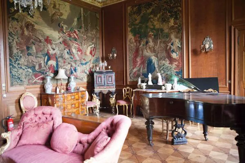 Drawing room at Headington stately home, A1046 (photo 20)